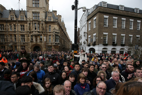 스티븐 호킹의 장례식장에 모여든 인파