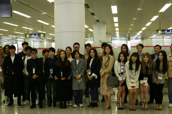 ‘남북평화 협력기원 남측예술단 평양공연’에 참여한 가수 윤도현, 조용필, 최진희, 정인, 이선희, 알리, 서현, 레드벨벳 등이 31일 오전 평양국제공항 입국장에서 북측 취재진 앞에서 포즈를 취하고 있다. 2018.3.31 [문체부 공동 취재단]