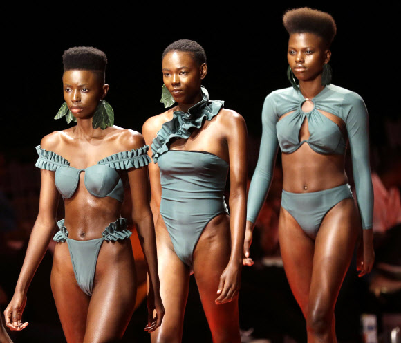 모델들이 31일(현지시간) 나이지리아 라고스에서 열린 ‘ARISE 패션 위크’ 중 디자이너 Andrea Iyamah의 작품을 선보이고 있다. AP 연합뉴스