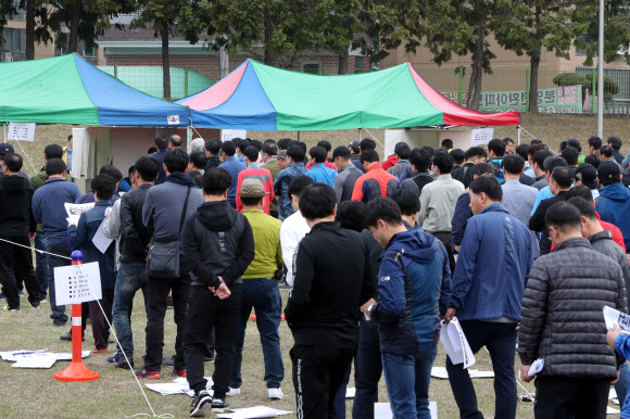 금호타이어 노조원들이 1일 광주 광산구 소촌동 광주공장 운동장에서 열린 중국 더블스타 해외매각 찬반 투표에서 줄 지어 차례를 기다리고 있다. 투표자 2741명(투표율 91.8%) 중 1660명(60.6%)의 찬성으로 가결됐다.  광주 연합뉴스