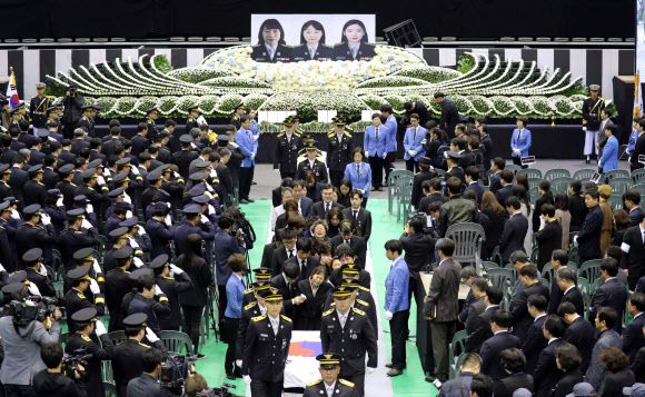 ’고인의 명복을 빕니다’