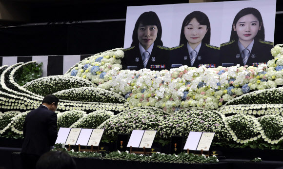 헌화하는 김부겸 장관