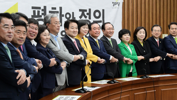 공동 원내교섭단체인 평화와 정의를 구성한 민주평화당 조배숙 대표, 정의당 이정미 대표 등 양당 의원들이 2일 국회에서 열린 상견례 겸 의원총회에서 손을 맞잡고 기념사진을 촬영하고 있다. 이종원 선임기자 jongwon@seoul.co.kr