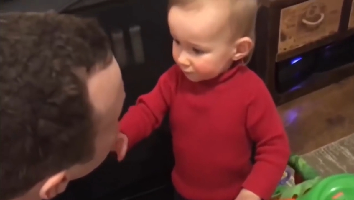 턱수염을 밀고 나타난 아빠의 낯선 모습에 당황하는 아이 모습(유튜브 영상 캡처)