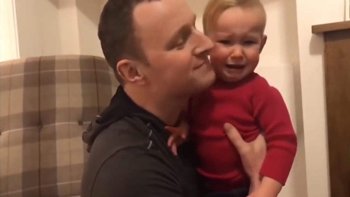 턱수염을 밀고 나타난 아빠를 본 아이가 울음을 터뜨리자 아이를 안고 달래는 아빠 모습(유튜브 영상 캡처)