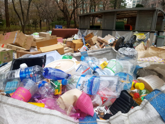 2일 오전 경기도 화성시 동탄신도시 아파트에 플라스틱 폐기물이 한가득 쌓여있다.  연합뉴스