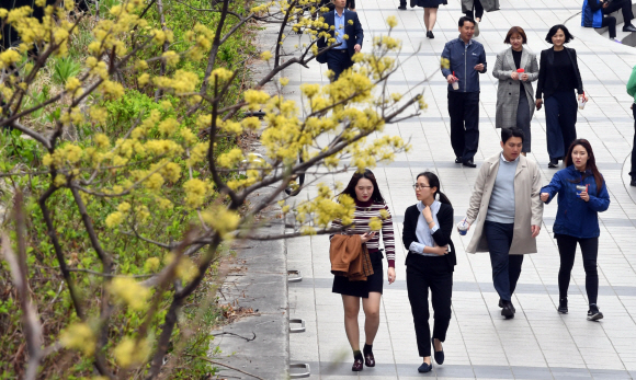 완연한 봄기운을 보인 2일 서울 청계천인근에서 시민들이 산책을 즐기고 있다. 박지환 기자 popocar@seoul.co.kr