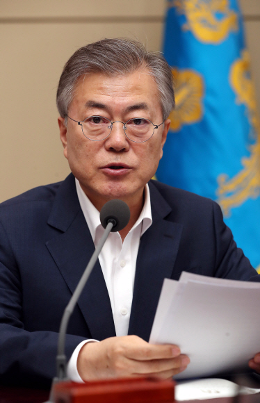 2일 오후  문재인대통령이 청와대 여민관에서 열린 수석·보좌관 회의에 참석해 발언하고 있다. 안주영 기자 jya@seoul.co.kr