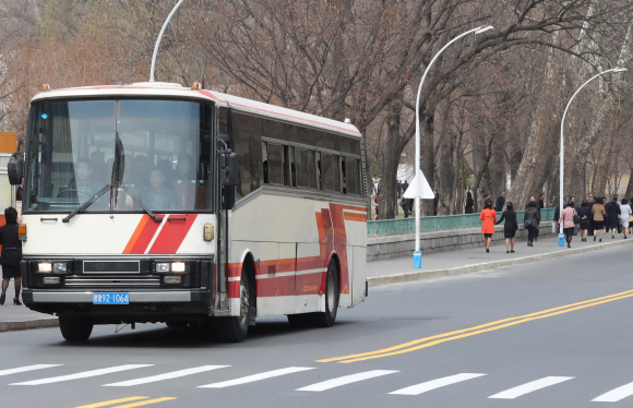 2일 오후 평양 창전거리에서 버스가 주행하고 있다. 평양공연 사진공동취재단