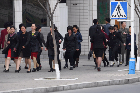 남측예술단 평양방북 3일차.2일 오후 평양시민들이 점심시간에 거리에 나와 길을 걷고 있다. 평양공연 사진공동취재단