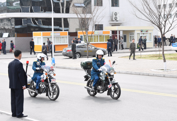 남측예술단 평양방북 3일차. 2일 오후 평양거리. 평양공연 사진공동취재단
