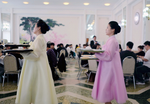 남측예술단 평양방북 3일차. 2일 남측 예술단 일행이 옥류관 평양냉면으로 점심식사를 하고 있다. 냉면을 나르는 옥류관 직원들. 평양공연 사진공동취재단