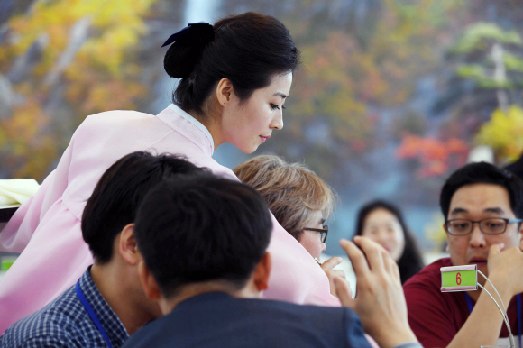 남측예술단 평양방북 3일차. 2일 오후 예술단 출연진들이 평양 옥류관에서 냉먹으로 점심식사를 하고있다.옥류관 직원이 냉면을 나르고 있다. 평양공연 사진공동취재단