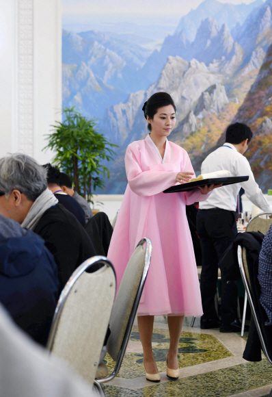 남측예술단 평양방북 3일차. 2일 오후 예술단 출연진들이 평양 옥류관에서 냉먹으로 점심식사를 하고있다.옥류관 직원이 냉면을 나르고 있다. 평양공연 사진공동취재단