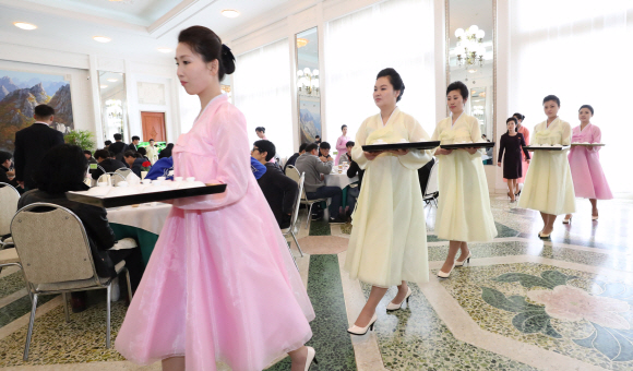 2일 오후 평양 냉면 전문점인 옥류관에서 직원들이 남북평화 협력기원 남측예술단원들에게 음식을 접대하고 있다. 평양공연 사진공동취재단