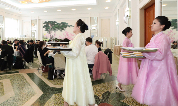 2일 오후 평양 냉면 전문점인 옥류관에서 직원들이 남북평화 협력기원 남측예술단원들에게 음식을 접대하고 있다. 평양공연 사진공동취재단