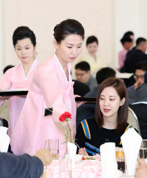 2일 오후 평양 옥류관에서 직원이 남북평화협력기원 남측예술단 서현에게 음식을 전달하고 있다. 평양공연 사진공동취재단