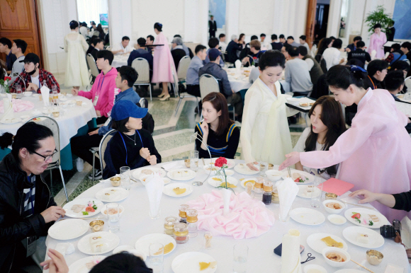 남측예술단 평양방북 3일차.남측 예술단 가수 이선희씨와 소녀시대 서현이  옥류관에서 평양냉면으로 점심식사를 하고 있다. 평양공연 사진공동취재단