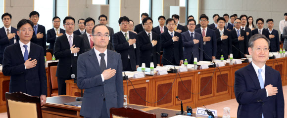 문무일(앞줄 가운데) 검찰총장이 2일 오전 서울 서초구 대검찰청에서 열린 ‘제7회 지방선거 대비 전국 공안 부장검사 회의’에서 전국에서 모인 공안 부장검사 73명과 함께 국민의례를 하고 있다. 문 총장은 “선거사건 수사 과정에서 경선 비리나 가짜뉴스와 같은 새로운 유형 범죄에 신속하고 엄정하게 대응해 달라”고 강조했다. 연합뉴스