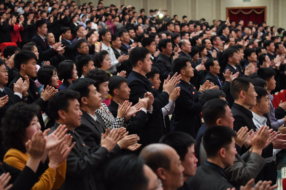 2일 평양대극장에서  평양시민들이 남북태권도 시범단의  합동 시범공연을 관람한 뒤 기립박수를 치고 있다 2018.4.2 이호정기자 hojeong@seoul.co.kr