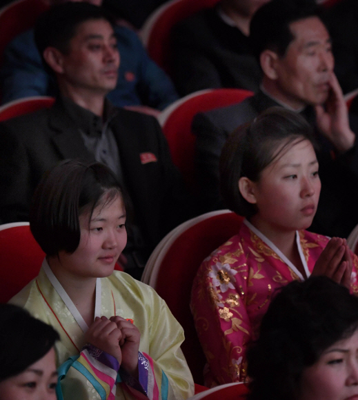 2일 평양대극장에서  평양시민들이 남북태권도 시범단의  합동 시범공연을 관람하고 있다 2018.4.2 평양공연 사진공동취재단