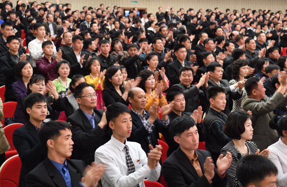 2일 평양대극장에서 펼쳐진 남북태권도 시범단 합동 시범공연이 끝나자 관람을 한 평양시민들이 기립박수를 치고 있다 2018.4.2 평양공연 사진공동취재단