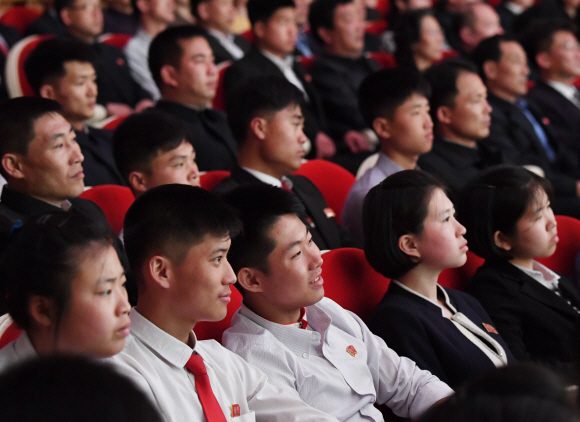 2일 평양대극장에서  평양시민들이 남북태권도 시범단의  합동 시범공연을 관람하고 있다 2018.4.2 이호정기자 hojeong@seoul.co.kr