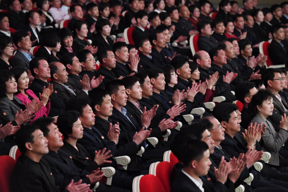 2일 평양대극장에서  평양시민들이 남북태권도 시범단의  합동 시범공연을 관람하고 있다 2018.4.2 이호정기자 hojeong@seoul.co.kr