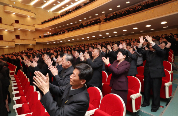 극장 가득 메운 북한 주민들