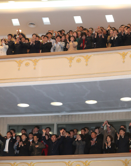 박수치는 북측 관객