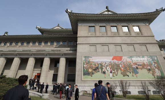 태권도시범단 공연 열린 평양대극장