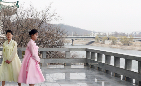 2일 오후 평양 옥류관에서 직원이 대동강을 보고 있다. 2018.04.02 평양공연 사진공동취재단