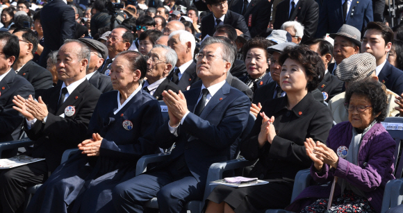 문재인 대통령이 3일 오전 제70주년 4·3 희생자 추념식이 열린 제주특별자치도 제주4·3 평화공원에서 박수를 치고 있다.  제주 청와대사진기자단