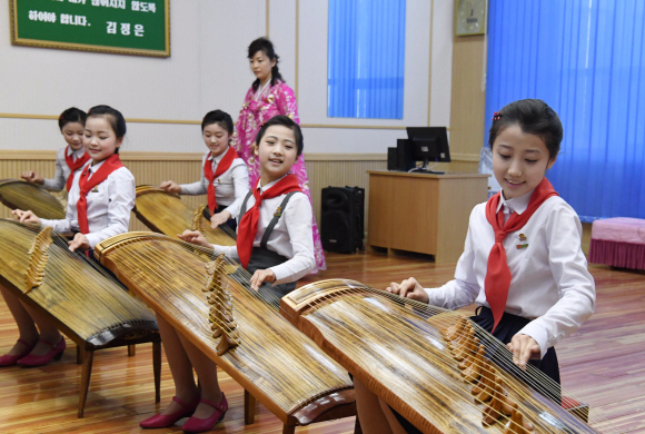 북한이 3일 예술단과 함께 방북한 남측 태권도시범단에게 평양 시내에 있는 만경대학생소년궁전에서 교육받고 있는 북한의 신동들을 공개했다. 가야금 신동들이 가야금을 켜고 있다.  평양 이호정 기자 hojeong@seoul.co.kr