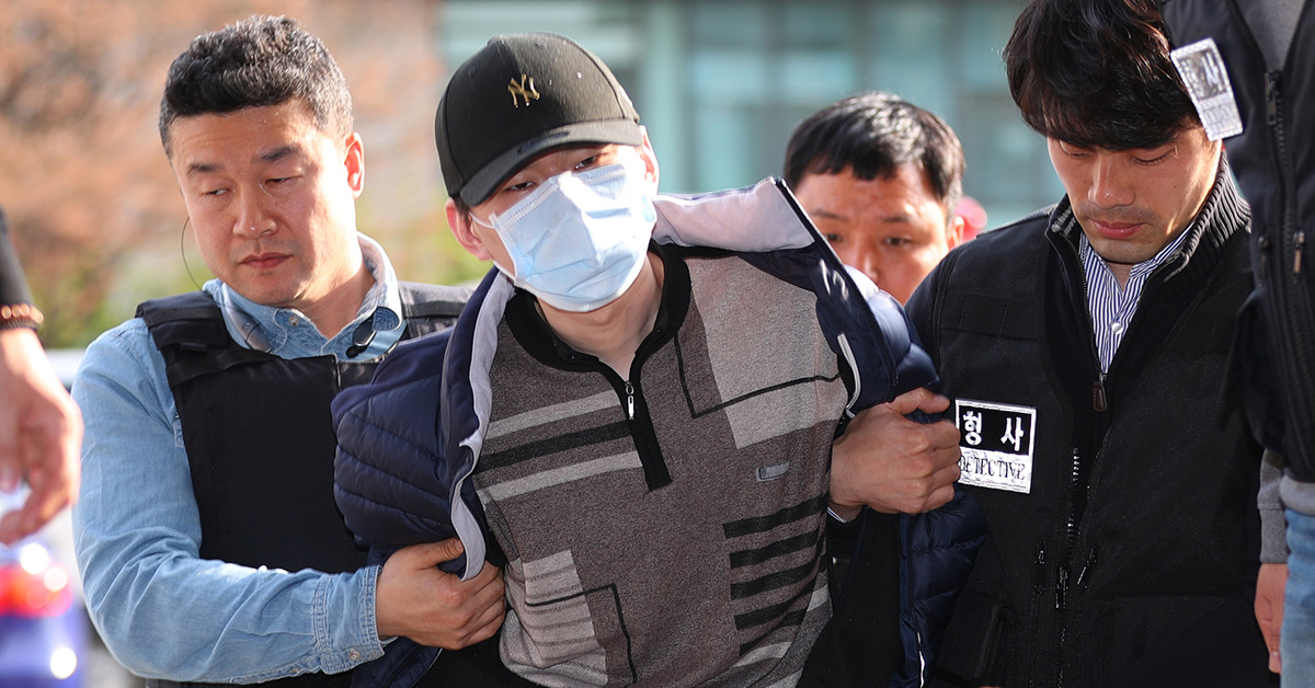 방배초등학교에서 초등학생을 대상으로 인질극을 벌이다 체포된 용의자가 2일 오후 서울 서초구 방배경찰서로 압송되고 있다.
