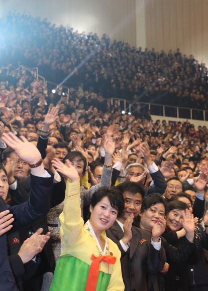3일 오후 평양 류경정주영체육관에서 열린 ‘북남 예술인들의 련환공연무대 우리는 하나’에서 북측 관객들이 공연단에게 작별인사를 하고 있다. 2018.4.3  평양공연 이호정 기자 hojeong@seoul.co.kr