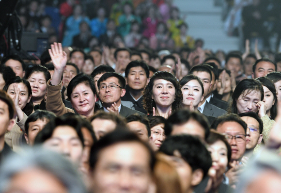 4일 평양 류경정주영체육관엣 열린 남북예술인의 연합무대 ’우리는 하나’공연이 펼쳐졌다.개별 공연이 끝난 후 출연진이 합동으로 ’우리의 소원’을 부르자 북한 관객들이 감정이 북받힌 듯 바라보고 있다 2018.4.3  평양공연 이호정 기자 hojeong@seoul.co.kr