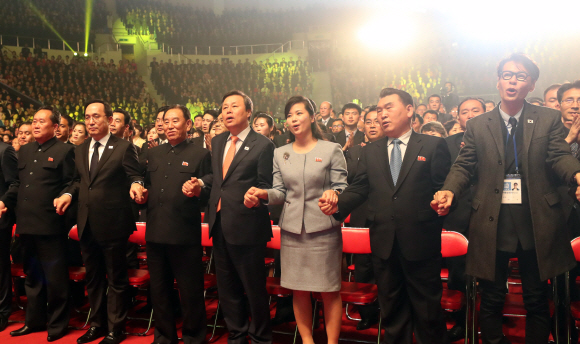 손 맞잡은 남북