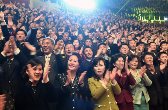 4일 평양 류경정주영체육관엣 열린 남북예술인의 연합무대 ’우리는 하나’공연이 펼쳐졌다.개별 공연이 끝난 후 출연진이 합동으로 ’우리의 소원’을 부르자 북한 관객들이 환호하고 있다 2018.4.3  평양공연 이호정 기자 hojeong@seoul.co.kr
