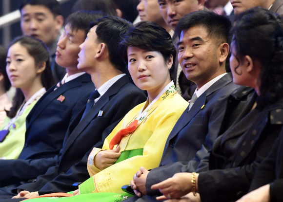 4일 평양 류경정주영체육관엣 열린 남북예술인의 연합무대 ’우리는 하나’공연이 펼쳐졌다.북한 관객들이 공연을 관람하고 있다2018.4.3  평양공연 이호정 기자 hojeong@seoul.co.kr