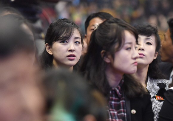 4일 평양 류경정주영체육관엣 열린 남북예술인의 연합무대 ’우리는 하나’공연이 펼쳐졌다.북한 관객들이 공연을 관람하고 있다2018.4.3  평양공연  이호정 기자 hoheong@seoul.co.kr