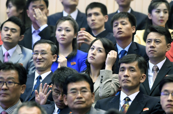4일 평양 류경정주영체육관엣 열린 남북예술인의 연합무대 ’우리는 하나’공연이 펼쳐졌다.북한 관객들이 공연을 관람하고 있다2018.4.3  평양공연 이호정 기자 hojeong@seoul.co.kr