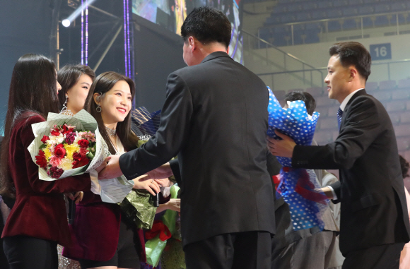 꽃다발 받는 레드밸벳