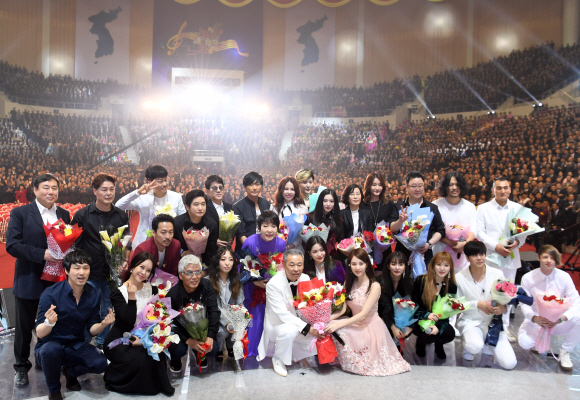 4일 평양 류경정주영체육관엣 열린 남북예술인의 연합무대 ’우리는 하나’공연이 펼쳐졌다.공연이 끝난뒤  남북 출연진이 기념촬영을 하고  있다2018.4.3  평양공연 이호정 기자 hojeong@seoul.co.kr