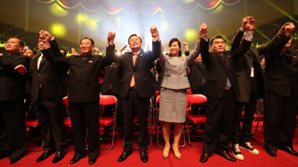 손 맞잡은 남북