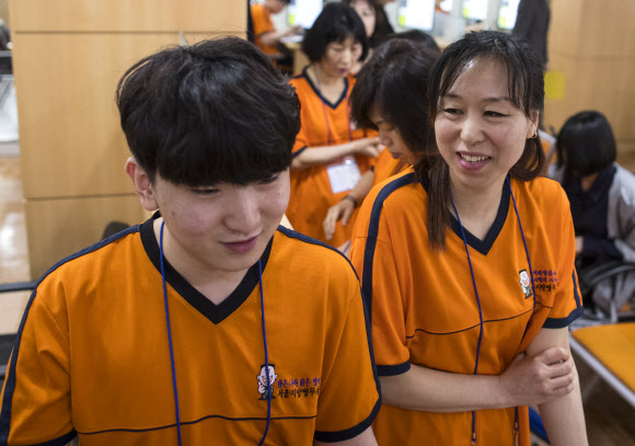 병역판정검사하는 어머니와 아들