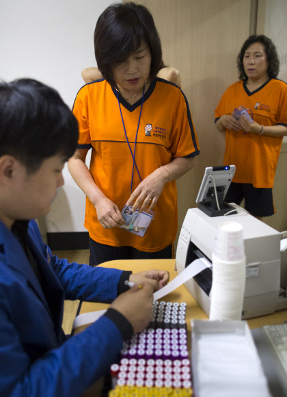 병역판정 신체검사 기다리는 어머니들