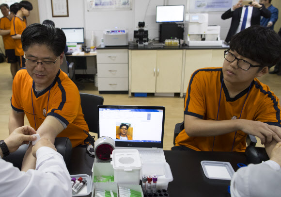 병역판정검사 체험하는 아버지