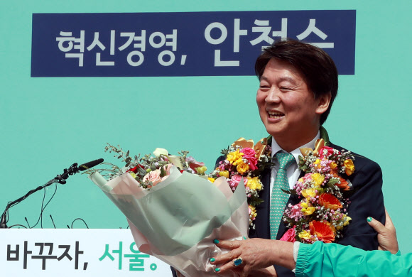 밝게 웃는 안철수