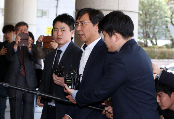 취재진 질문에 답하는 안희정